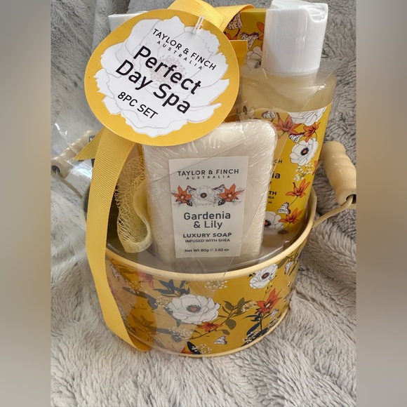 Taylor & finch Australia Gardenia & lily luxury 8 piece set - New& Sealed- - Picture 2 of 10